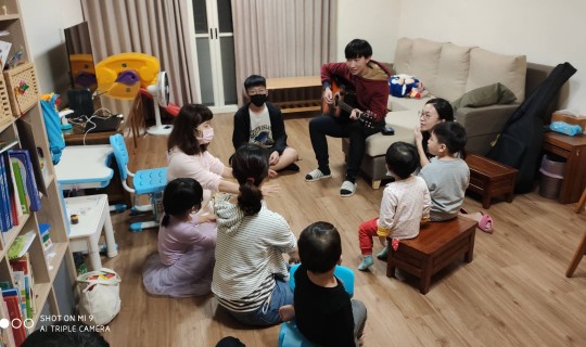 得榮少年於關懷者家中服務社區兒童