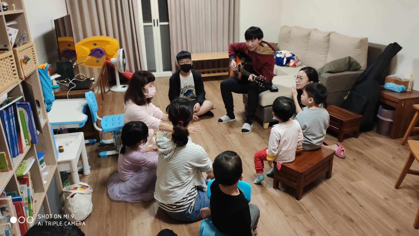 得榮少年於關懷者家中服務社區兒童